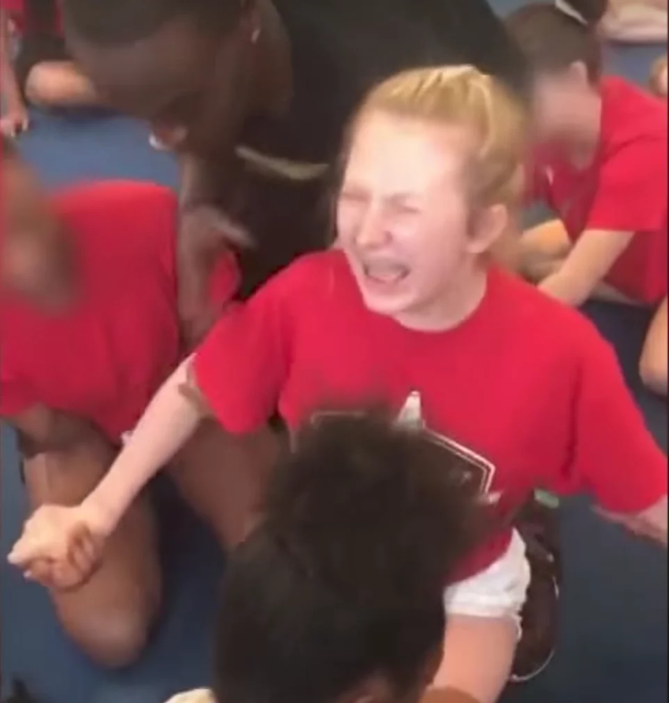 Cheerleaderka, którą zmuszono do zrobienia szpagatu