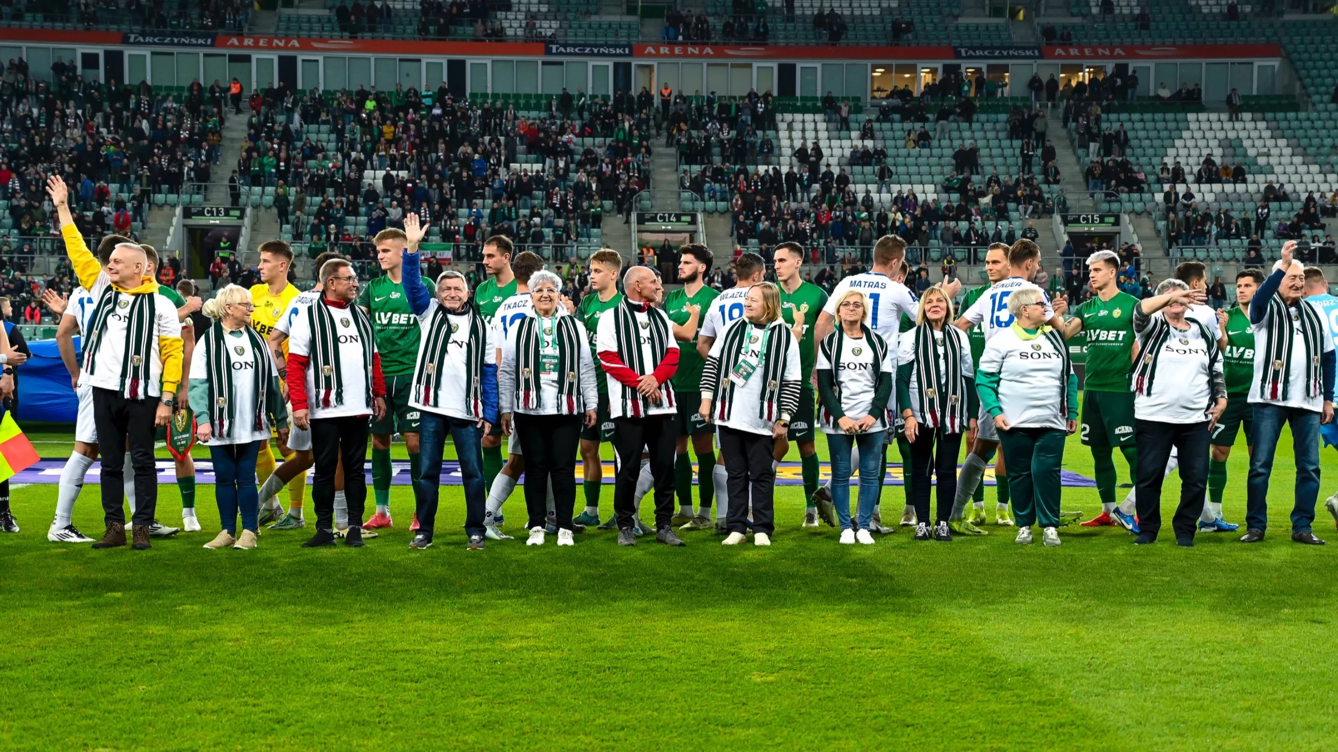 Seniorzy na meczu piłkarskiej Ekstraklasy