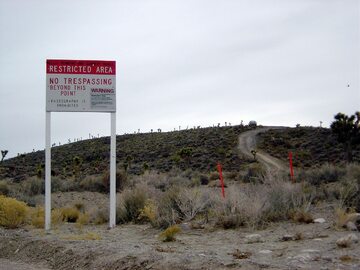 Znaki przed wjazdem do Strefy 51