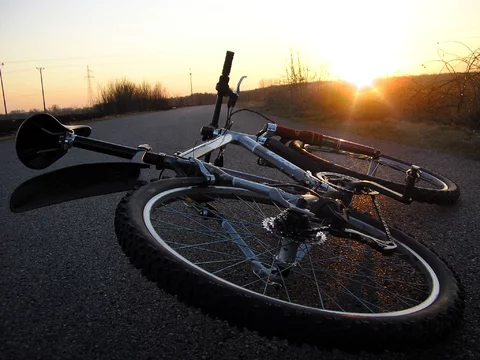Kierowca potrącił rowerzystę - i uciekł (fot. sxc.hu)