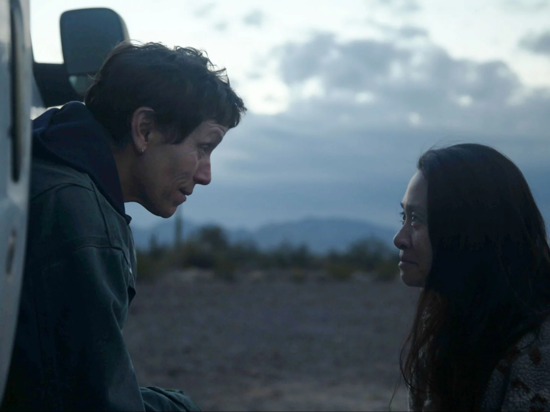 Chloé Zhao (z prawej) i Frances McDormand na planie filmu „Nomadland”