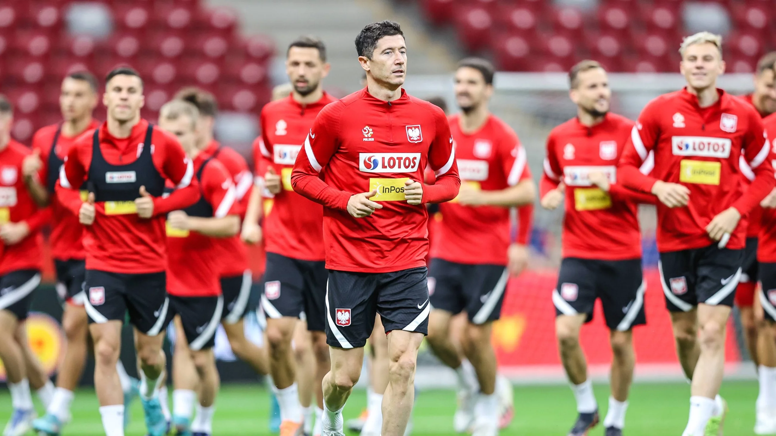 Piłkarze reprezentacji Polski, na pierwszym planie Robert Lewandowski