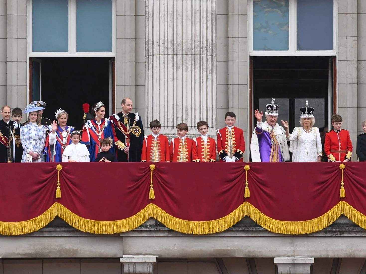 Rodzina królewska na balkonie Pałacu Buckingham