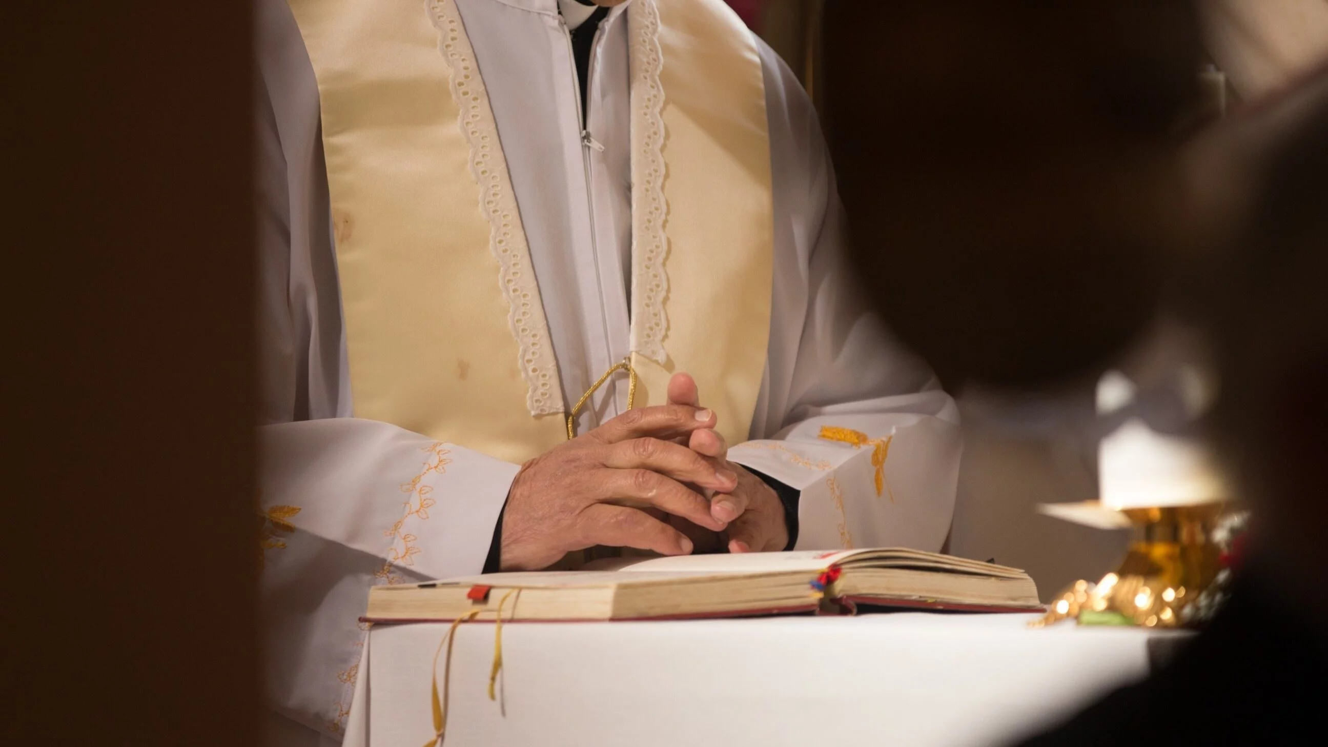 Znany ksiądz dostał pytanie o mszę. Stanowczo pouczył internautkę