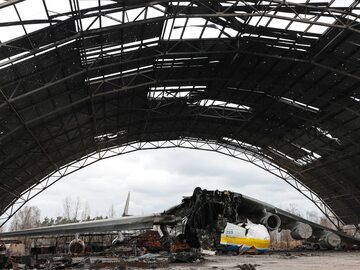 Zniszczenia na lotnisku w Hostomelu po wycofaniu się Rosjan. Pośrodku widoczny wrak ukraińskiego samolotu Mrija, największego transportowca na świecie.