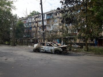 Zniszczenia na ulicach Doniecka. Zdjęcie poglądowe.