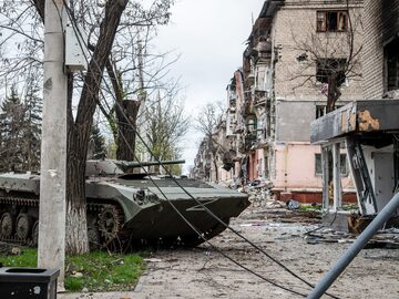 Zniszczenia na ulicach Mariupola. Zdjęcie poglądowe.