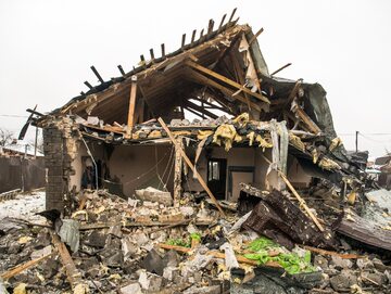 Zniszczenia po ostatnim ataku rakietowym w kijowskiej dzielnicy Bortnicze