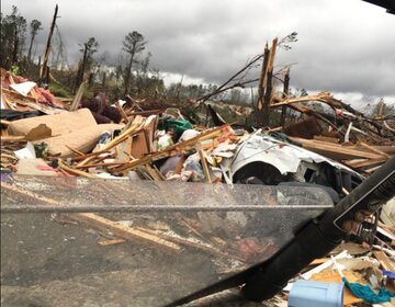 Zniszczenia po przejściu tornada w Alabamie