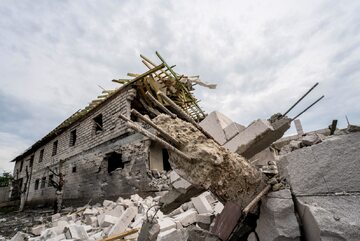 Zniszczenia po rosyjskim ataku we wsi Tsyrkuny w obwodzie charkowskim