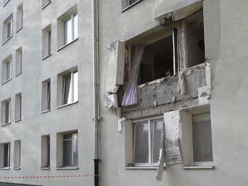 Zniszczenia po wybuchu w jednym budynków przy ul. Konduktorskiej