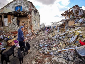 Zniszczenia we wsi Czerkaśki Tyszky po rosyjskim uderzeniu w obwodzie charkowskim, zdjęcie ilustracyjne