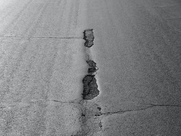 Zniszczona droga asfaltowa