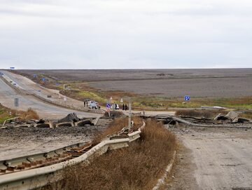 Zniszczona droga po bombardowaniu w obwodzie chersońskim