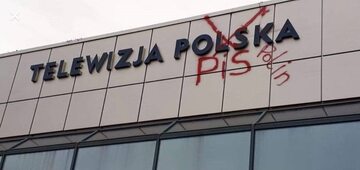 Zniszczona elewacja budynku TVP Rzeszów