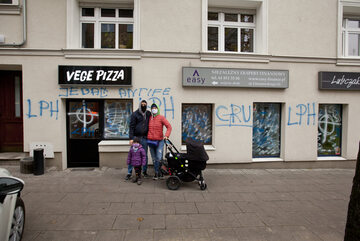 Zniszczona elewacja Vege Pizzy w Poznaniu