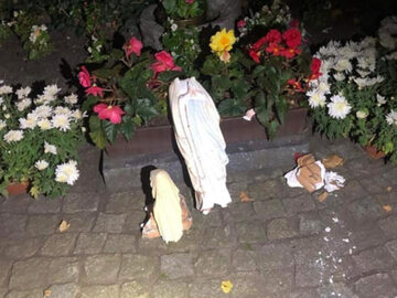 Zniszczona figura Maryi