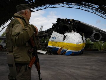 Zniszczona Mrija na lotnisku pod Kijowem