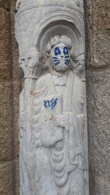 Zniszczona rzeźba w Santiago de Compostela
