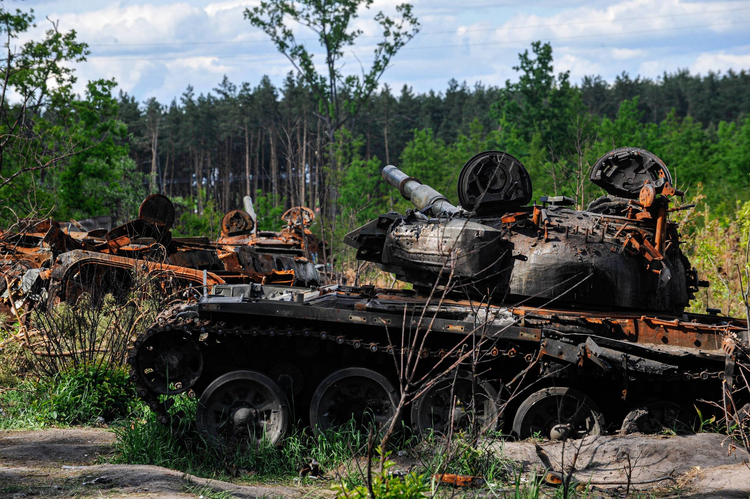 Западные силы украины. Эшелон с военной техникой. Камуфляж ВСУ на технике. Брошенная техника украинских войск. Трофейная техника ВСУ.