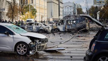 Zniszczone samochody po ataku rakietowym na Kijów
