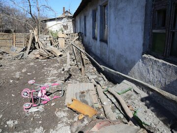 Zniszczone zabudowania w Makiejewce w obwodzie donieckim