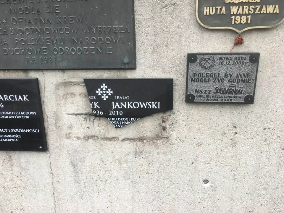 Potłuczona tablica upamiętniająca ks. Jankowskiego