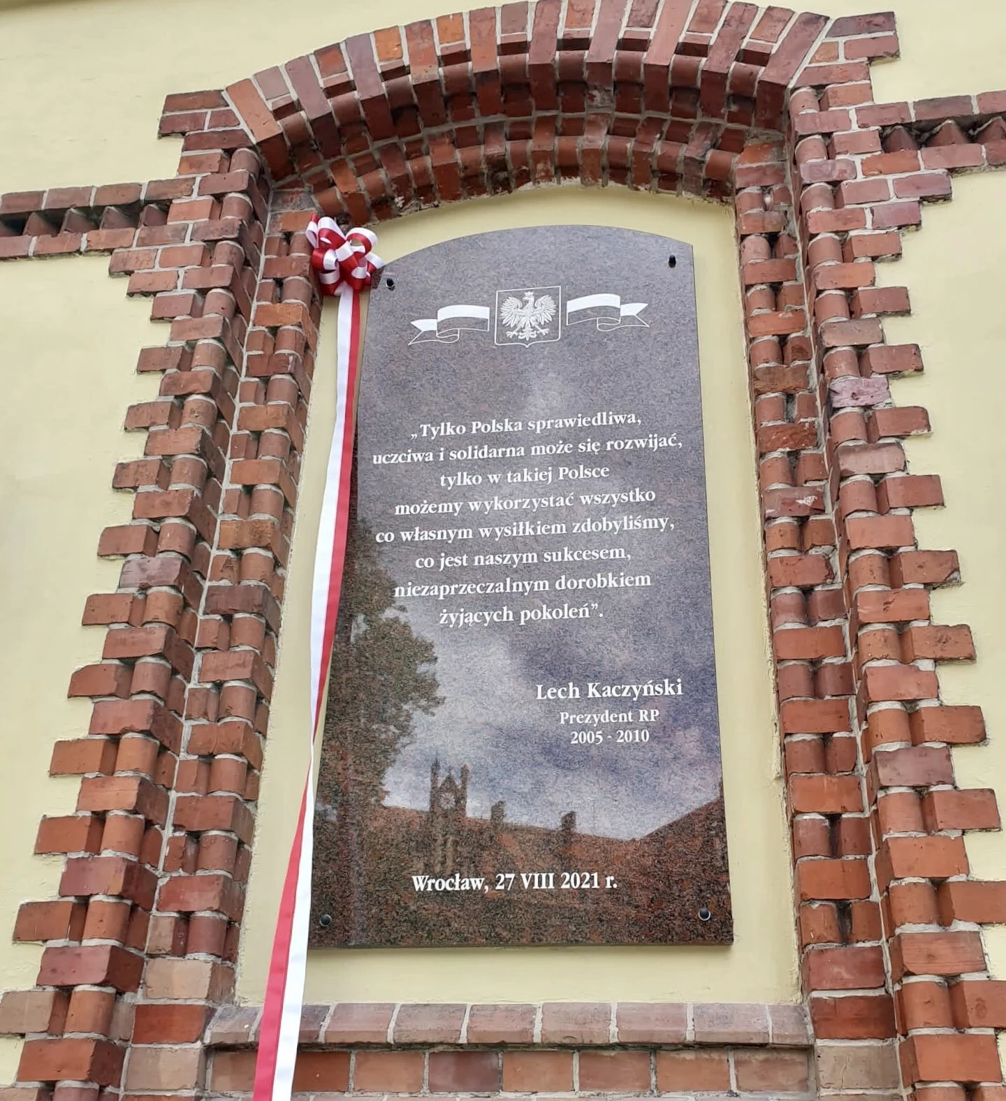 Tablica poświęcona Lechowi Kaczyńskiemu we Wrocławiu