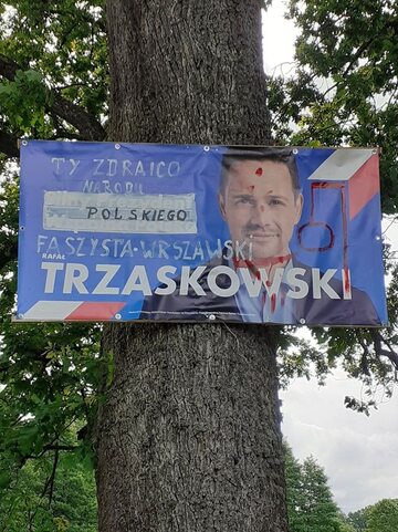 Zniszczony baner Rafała Trzaskowskiego