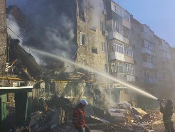 Zniszczony blok mieszkalny w ukraińskich Sumach