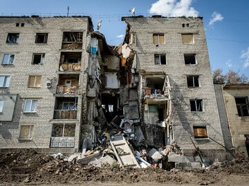 Zniszczony budynek mieszkalny w miejscowości Bachmut w obwodzie donieckim. Zdjęcie wykonano 24 maja.