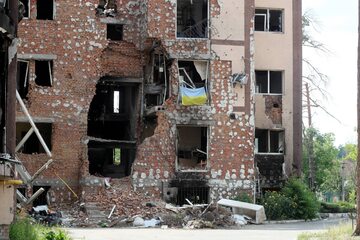 Zniszczony budynek w Irpieniu, zdjęcie ilustracyjne