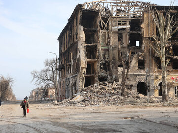 Zniszczony budynek w Mariupolu