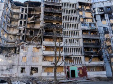 Zniszczony budynek w najbardziej ostrzeliwanej dzielnicy mieszkalnej Severnaya Saltivka w Charkowie, 23 stycznia
