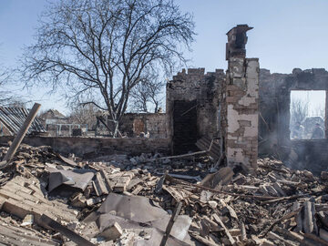 Zniszczony budynek wiejski na Ukrainie