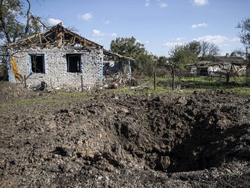 Zniszczony dom w jednej z chersońskich wsi