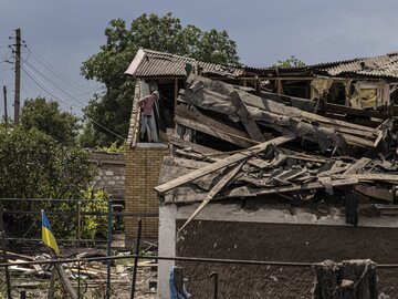 Zniszczony dom w obwodzie donieckim. Zdjęcie poglądowe.