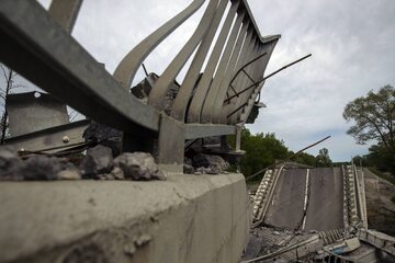 Zniszczony most na Ukrainie