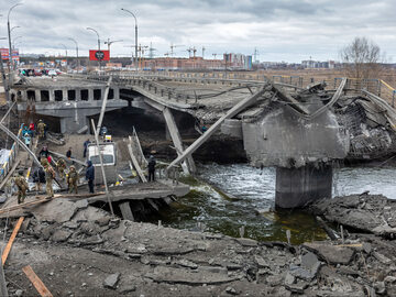 Zniszczony most w Irpieniu