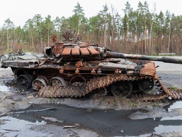 Zniszczony na Ukrainie czołg rosyjski. Zdjęcie ilustracyjne