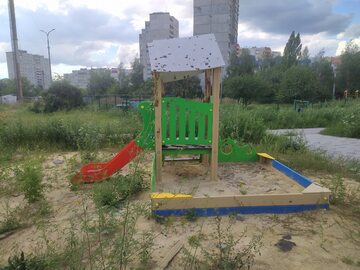Zniszczony plac zabaw w Charkowie
