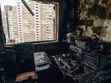 Zniszczony po rosyjskim ostrzale blok mieszkalny w Kijowie