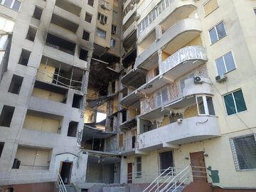 Zniszczony po uderzeniu rakiety apartamentowiec