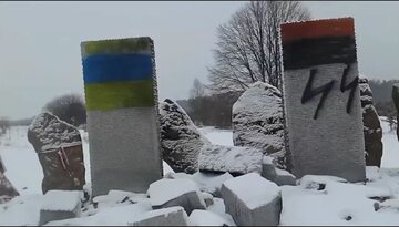 Zniszczony pomnik w Hucie Pieniackiej