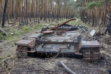Zniszczony rosyjski czołg w obwodzie charkowskim, zdjęcie ilustracyjne