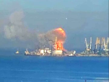 Zniszczony rosyjski okręt desantowy w Bierdańsku