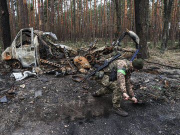 Zniszczony rosyjski pojazd, zdjęcie ilustracyjne