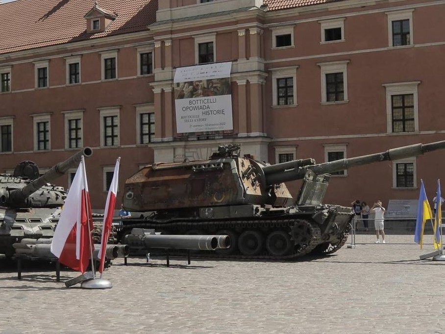 Rosyjski czołg i działo w Warszawie. "Za wolność naszą i waszą"