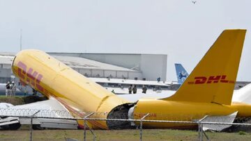 Zniszczony samolot na lotnisku w Kostaryce