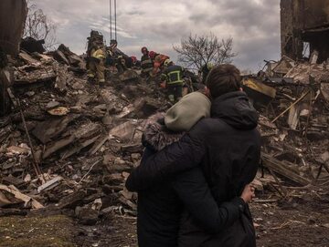 Zniszczony w ataku rakietowym budynek mieszkalny w Ukrainie